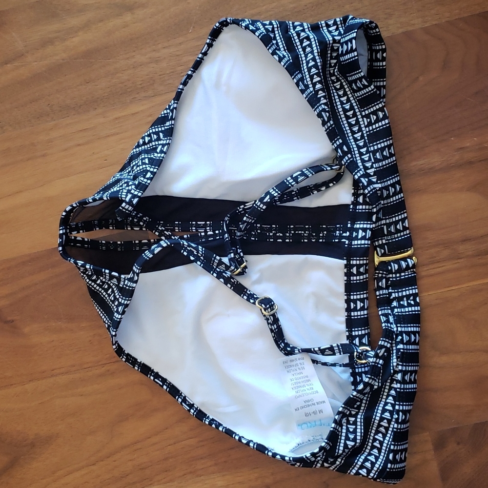 Black and White swim top. Size 8/10.